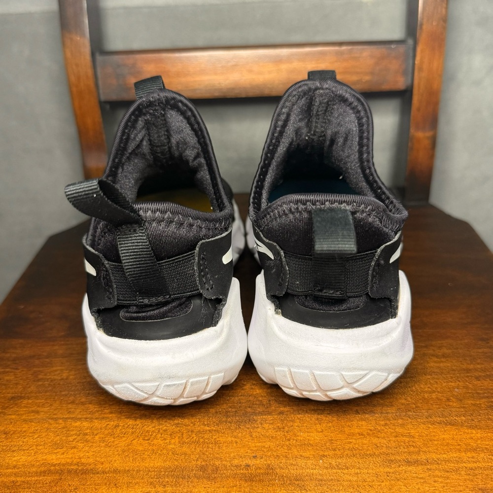 Nike Flex Runner 2 Kids Size 1Y Black &White| Slip On Running/Training Sneakers - Picture 4 of 9